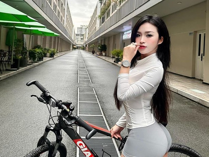 Bảo Trân nổi tiếng với biệt danh "Thiên thần áo dài Đồng Nai" nhờ những hình ảnh diện áo dài nữ sinh khoe đường cong gợi cảm được đăng tải trên mạng xã hội.