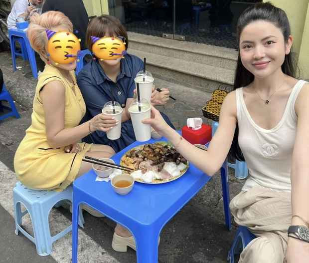 Không chỉ sở hữu mái tóc thu hút mà Chu Thanh Huyền còn có làn da trắng bóc mịn màng. Xuất hiện trong bức ảnh khi đi ăn trưa với hội chị em, cô nàng quê Sơn Tây sáng rực bởi nước da trắng của mình. Bạn gái Quang Hải mặc một chiếc áo khoét nách màu trắng trông khá đơn giản nhưng vẫn rất xinh đẹp.