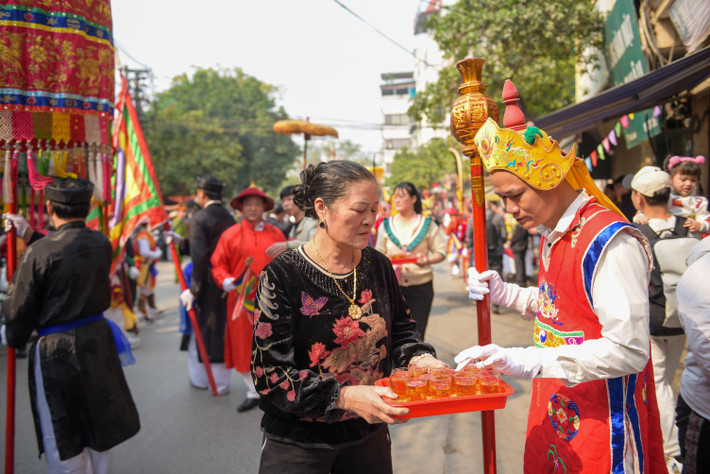 Tương truyền khi xưa, Phùng Hưng sau khi đánh thắng giặc Đường thì nghỉ chân tại thành Tống Bình (làng Triều Khúc ngày nay). Ngài lệnh cho một số lính nam cải trang thành nữ múa để khích lệ tinh thần quân sĩ.