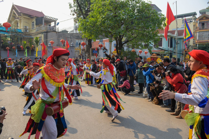 Trai làng Triều Khúc má đỏ, môi hồng, duyên dáng múa điệu "con đĩ đánh bồng", đưa mắt lúng liếng