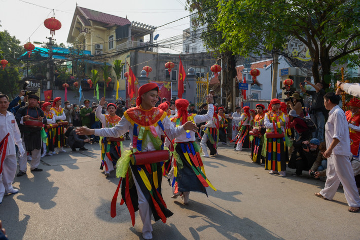 Bên cạnh màn múa “Con đĩ đánh bồng” đặc sắc còn có những điệu múa lân, múa rồng.