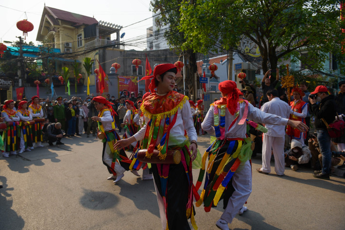 Hội làng Triều Khúc còn có nhiều trò chơi dân gian đặc sắc như tế lễ, rước kiệu, múa chạy cờ…