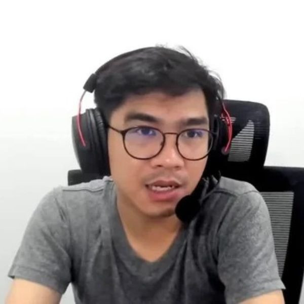 Trên trang cá nhân, PewPew hầu như không đăng bất kỳ hình ảnh nào về cuộc sống cá nhân. Anh chủ yếu cập nhật hình ảnh các trận game để giao lưu cùng người hâm mộ. Đám cưới của anh cũng được tổ chức rất bí mật, chỉ có người thân, bạn bè tới tham dự, không có sự xuất hiện của giới truyền thông.