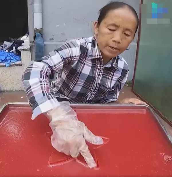 Bà Tân Vlog khi ấy chia sẻ bản thân thấy da mình nhăn và xấu khi so sánh với những người bạn đồng niên do việc làm nông vất vả: "Ước gì cô trẻ ra được 3 - 4 tuổi và vứt được hết lớp nhăn nheo này là vui rồi".