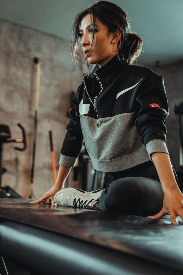 Ngoài chơi golf, nữ VĐV 24 tuổi còn tập gym để giữ được thân hình săn chắc và quyến rũ. Lily Muni He cũng có niềm hứng thú với Công thức 1 - bộ môn thể thao tốc độ mà bạn trai cô đang theo đuổi (Ảnh: IGNV).
