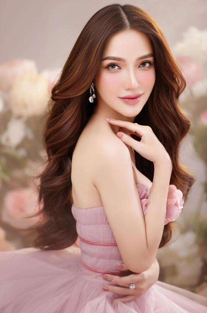 Nhưng vì cuộc đời khi ấy vẫn rất khắt khe với người đồng tính, thêm phần bố mẹ quá khó khăn nên cả tuổi thơ Kỳ Hân phải gồng mình, sống như một cậu trai thực thụ. Cho đến khi trưởng thành, thi đỗ vào trường Đại học RMIT (TP.HCM), cô nàng vẫn chưa một lần dám để tóc dài, mặc quần áo con gái trước mặt mọi người.