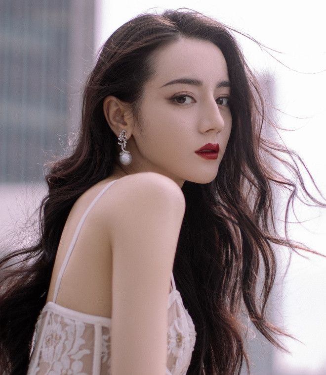 Địch Lệ Nhiệt Ba có biệt danh "Ba béo" do cô có sở thích ăn uống. Người đẹp là một tín đồ ăn uống. Tuy nhiên, để giữ dáng cô đã kiểm soát chế độ ăn uống, điều chỉnh lượng calo của ba bữa ăn kết hợp với việc tập luyện như gym, múa.