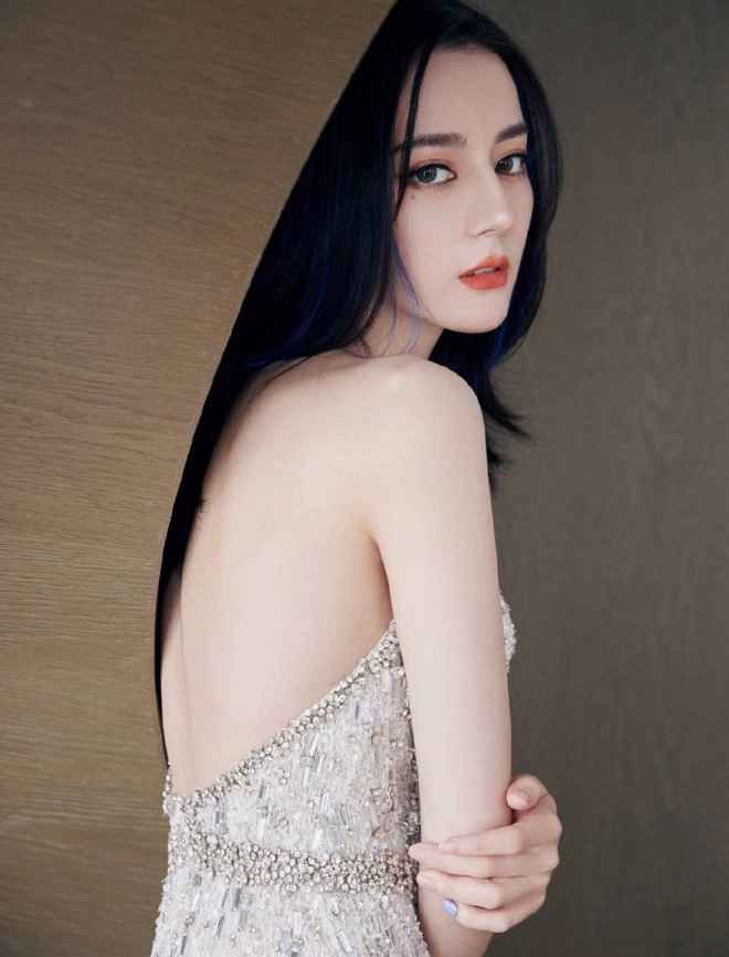 Địch Lệ Nhiệt Ba có bờ vai thon, xương cánh bướm đẹp, võng lưng hõm và đường cong hông mềm mại.