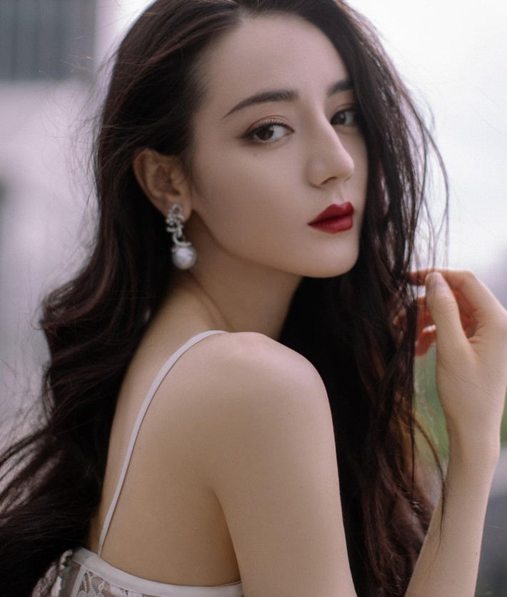 Quan điểm của Địch Lệ Nhiệt Ba là ăn đủ chất, tập luyện điều độ sẽ giúp cơ thể đẹp và khỏe hơn. Để nhìn từ đằng sau cũng thu hút ánh mắt như gái xinh này bạn còn cần chú ý đến tư thế đứng, ngồi.