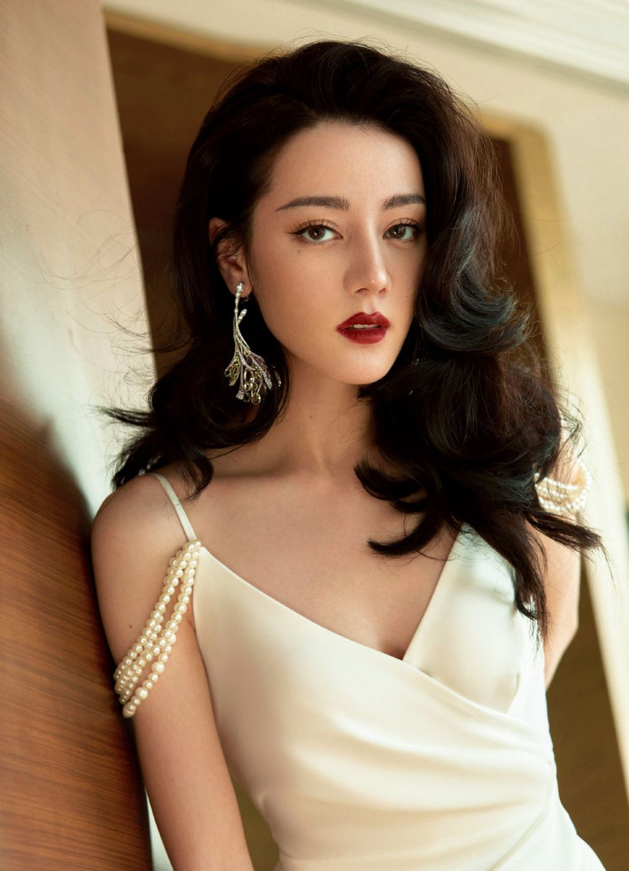 Địch Lệ Nhiệt Ba là một trong những nghệ sĩ nổi tiếng nhất nhì Trung Quốc. Mới đây, "mỹ nữ Tân Cương" cán mốc 10 triệu bài viết và người đẹp cũng là ngôi sao nữ đầu tiên của làng giải trí Hoa ngữ có được số lượng này (siêu thoại: nhóm của người hâm mộ lập ra để chia sẻ, thảo luận về ngôi sao, phim, chương trình,...).