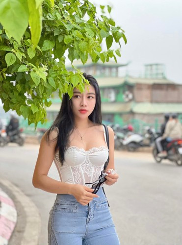 Đôi khi, cô cũng diện các thiết kế đầm và được khen quyến rũ theo cách riêng dù nhiều người cho rằng những cô nàng “đô con” không phù hợp với kiểu đồ này.