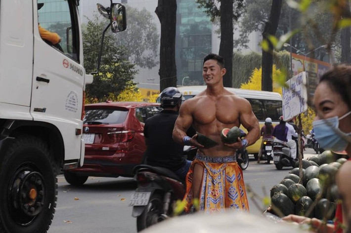 Anh là người Hàn Quốc và trên trang cá nhân thường chia sẻ những hình ảnh khoe cơ thể cường tráng, quyến rũ.
