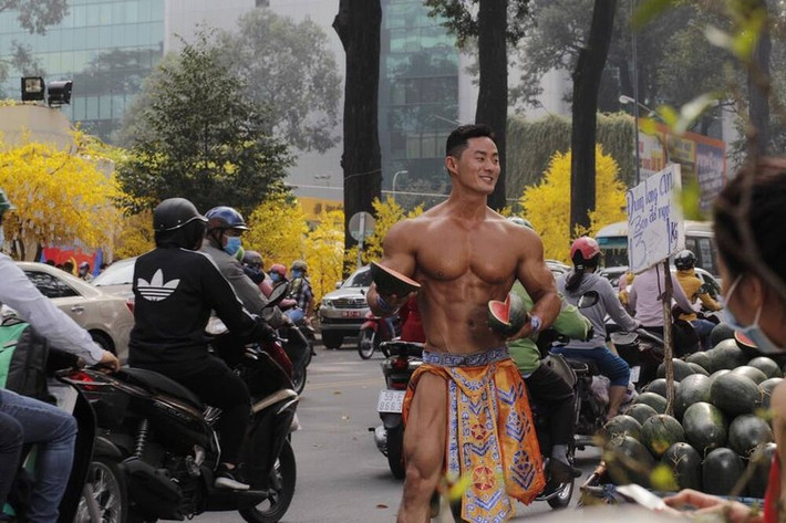 Chàng "Mai An Tiêm" bán dưa giữa Sài Gòn này có tên là Lee Won, người Hàn Quốc.