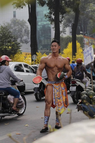 Trước đó, hình ảnh một chàng trai đứng bán dưa hấu giữa đường Phạm Ngọc Thạch - TP HCM được dân mạng gọi bằng biệt danh "Mai An Tiêm" cũng gây bão mạng.