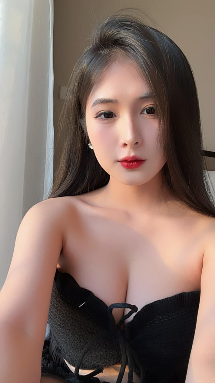 Loạt ảnh nóng bỏng của Quỳnh Alee thu về cho cô nàng hàng ngàn lượt yêu thích và bình luận của cư dân mạng.