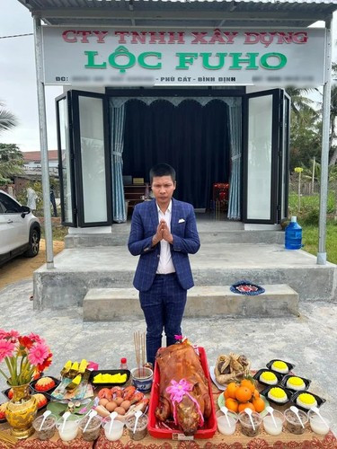 Bên cạnh là tấm bảng tuyển dụng. Theo đó, hiện tượng mạng Lộc Fuho tuyển người làm cho công ty với số lượng 7 thợ có tay nghề. 4 Fuho (phụ hồ - PV) có kinh nghiệm.