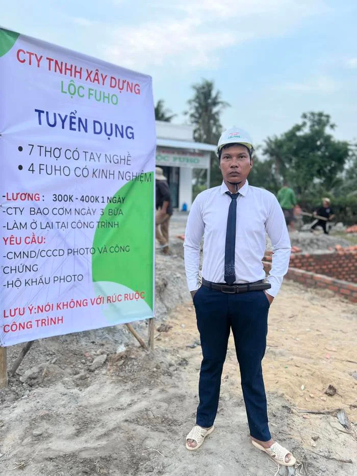 Mới đây, nam Youtuber Lộc Fuho đã chính thức đăng tuyển công nhân, người lao động cho công ty của mình. Theo đó, anh chàng đã chuẩn bị một tấm bảng đăng tuyển lớn đặt trước công ty.