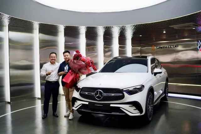 Mới đây, trên trang cá nhân của mình, “ông trùm sales Mẹc ” của Sài Thành - Xuân Hoàn đã đăng tải hình ảnh chốt thành công chiếc ô tô Mercedes-Benz GLC 300 với Khoa Pug. Anh cũng dành lời khen cho nam Youtuber là “người đàn ông uy tín” khi giữ đúng lời hứa từ 2 năm trước.