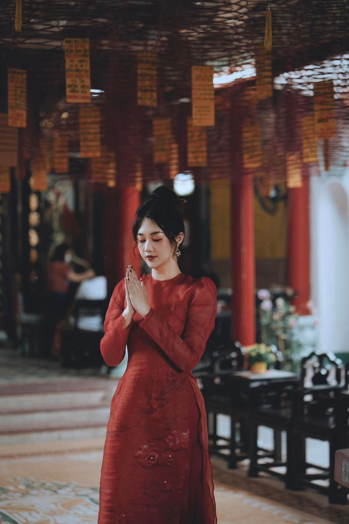 Trước khi trở thành một tiếp viên hàng không, Tôn Nữ Nam Phương là sinh viên ngành Kiến trúc tại Đại học Bách khoa Đà Nẵng.
