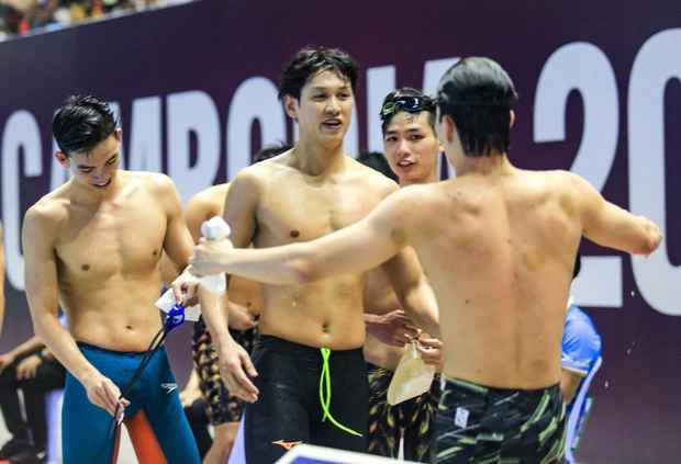 Các kình ngư đội tuyển bơi lội Việt Nam ôm nhau ăn mừng chiến thắng tại SEA Games 32.