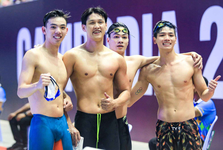 Dàn "hot boy" của đội tuyển bơi Việt Nam gồm Nguyễn Hữu Kim Sơn, Nguyễn Huy Hoàng, Hoàng Quý Phước, Trần Hưng Nguyên đã xuất sắc bảo vệ thành công HCV tiếp sức 4x200m tự do nam với thành tích 7 phút 18 giây 51