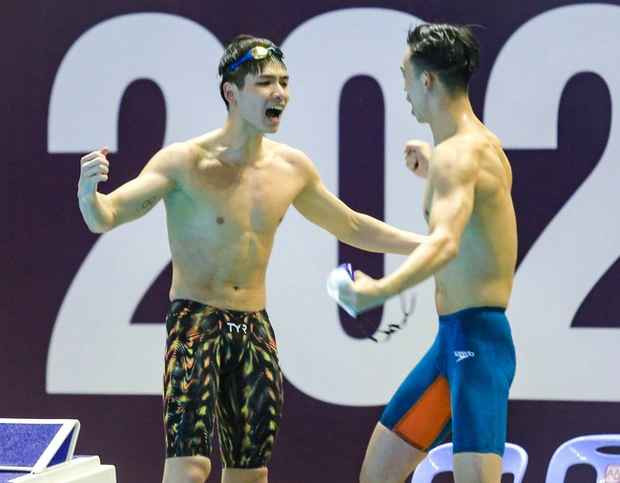 Kim Sơn và Huy Hoàng cổ vũ cho Hưng Nguyên