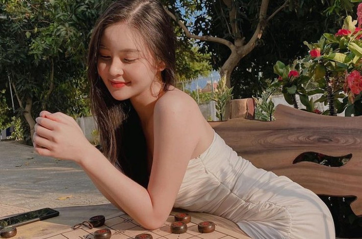 Váy có thể là đơn sắc hoặc có nhiều hoạ tiết khác nhau. Những chi tiết tay dài, đan dây, cut out, xếp ly... được sử dụng phổ biến trên kiểu váy này.