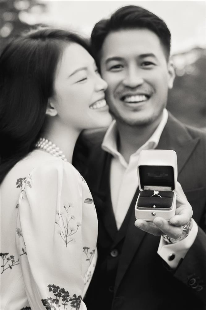 Phillip Nguyễn và Linh Rin được khán giả ưu ái gọi "tiên đồng, ngọc nữ" trong Vbiz. Năm 2019, cả hai công khai hẹn hò.