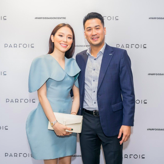 Theo người trong cuộc tiết lộ, nhân kỷ niệm 1 năm lễ đính hôn nên anh mới chơi lớn hé lộ loạt ảnh này, mong mọi người vào chung vui.