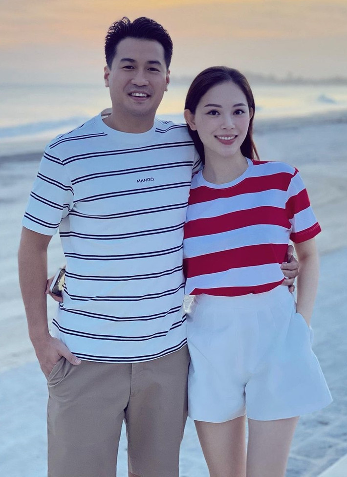 Cách đây chưa lâu, trên trang cá nhân, Phillip Nguyễn có bài đăng gây chú ý. Theo đó, anh khoe ảnh tình tứ bên bạn gái Linh Rin, trên tay còn cầm theo chiếc hộp đựng nhẫn kim cương.