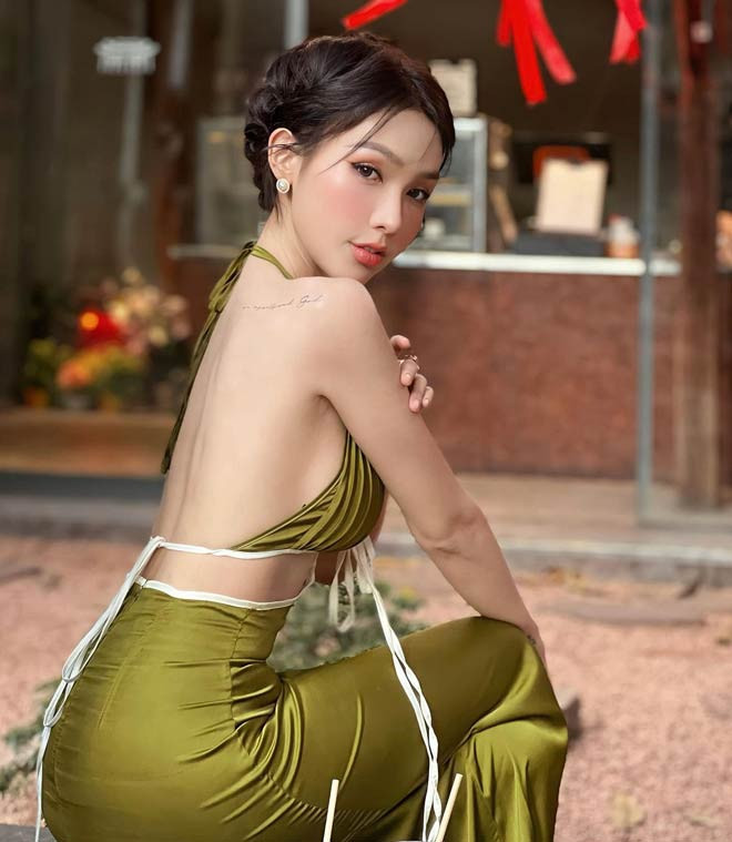 Mỹm Trần lớn lên trong sự cô đơn như thế. Những đau khổ giằng xé trong tâm hồn, cô không có cách nào giải tỏa, chỉ biết thể hiện qua tranh vẽ.
