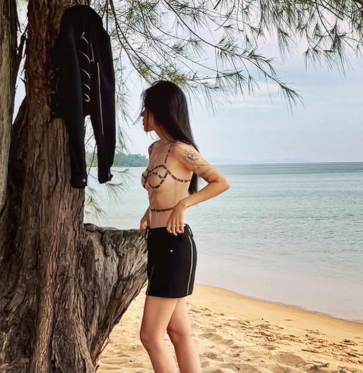 Mới đây trên trang cá nhân, Linh Ngọc Đàm thu hút sự chú ý của dân mạng với bộ ảnh chụp ở bãi biển.