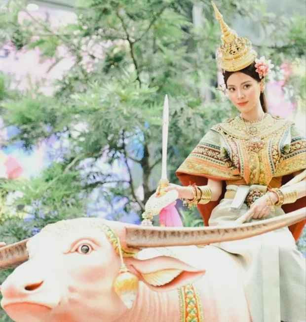Ngoài ra, một khoảnh khắc dễ thương của Nữ thần Songkran 2023 bất ngờ lọt vào ống kính máy quay của người qua đường và khiến cư dân mạng vô cùng thích thú.