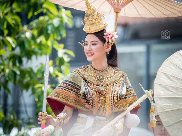 Khoảnh khắc "lườm yêu" fan đầy dễ thương của Baifern khiến dân tình thích thú