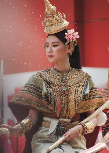 Baifern Pimchanok để lại ấn tượng đẹp trong lòng người hâm mộ khi hóa thân thành nữ thần Songkran 2023