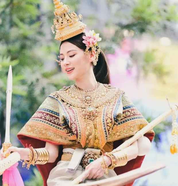 Theo đó, khi đang ngồi kiệu và vẫy tay nhiệt tình chào mọi người, Baifern cười tươi và còn "lườm yêu" fan phía dưới.