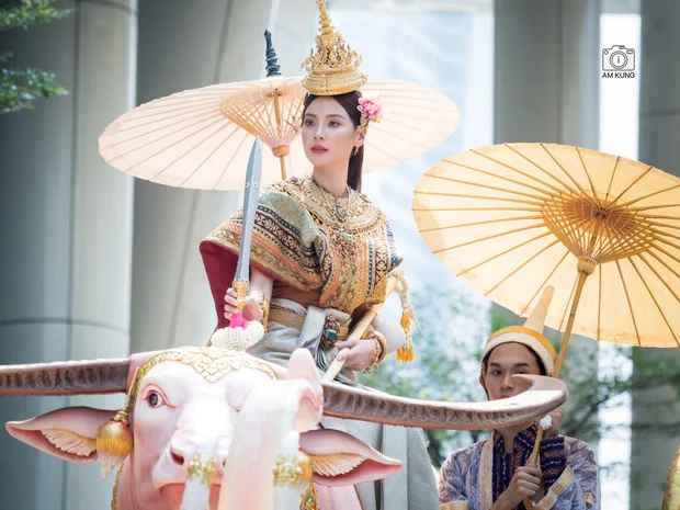 Trong loạt ảnh chất lượng thấp, gương mặt nàng ngọc nữ màn ảnh Thái vẫn nổi bật với những đường nét hoàn hảo