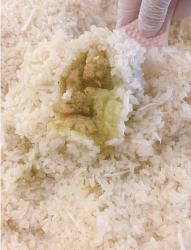 Người chủ quán cho biết thêm, gạo nếp làm xôi chị chọn loại ngon nhất của Hàn Quốc, các nguyên liệu còn lại như đỗ xanh, lá khúc được vận chuyển từ Việt Nam sang.