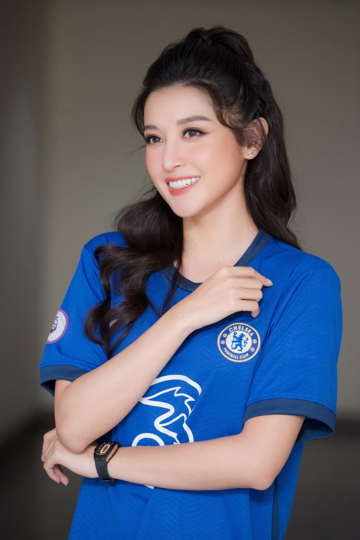 Tôi đang được làm công việc mình đam mê trong một môi trường "trong mơ", với những đồng nghiệp tốt, chân thành. Khi được làm điều mình thích, hàng ngày mình đều muốn cống hiến, muốn lên cơ quan và không có cảm giác phải đi làm". Người đẹp cho biết thêm.