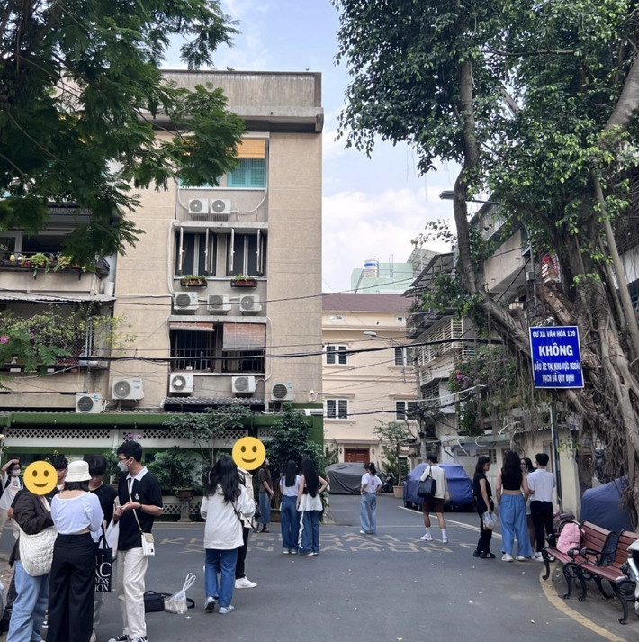 Chưa kể, quán cà phê đối diện ngừng hoạt động, không còn chỗ để gửi xe. Khách đến chụp với hoa không có chỗ nghỉ, dừng đỗ xe lộn xộn, mất kiểm soát.