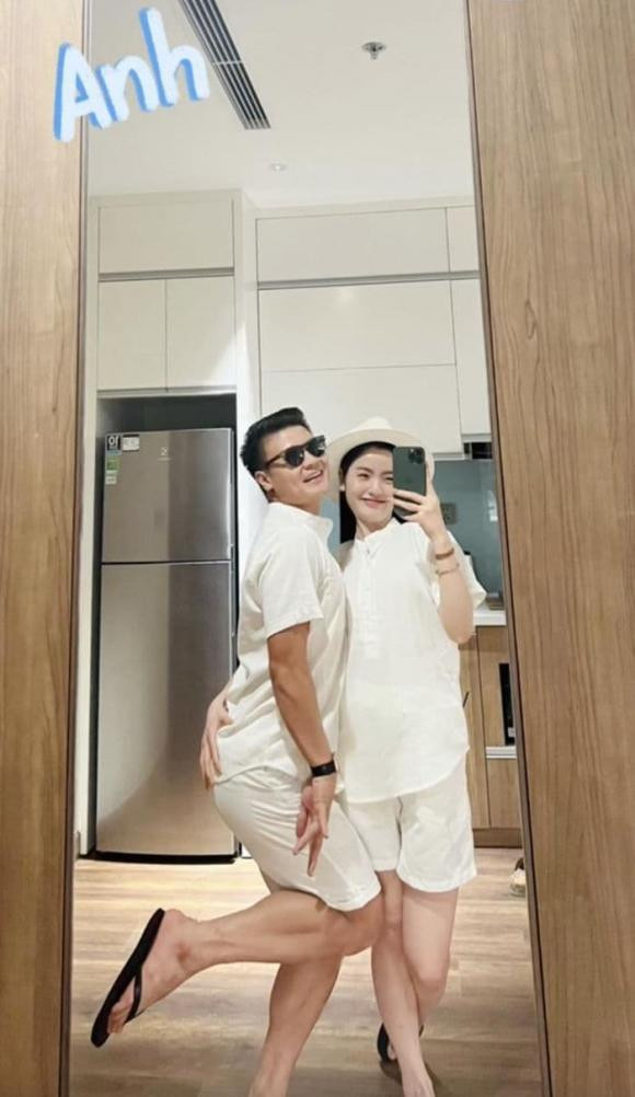 Nhiều khi mình bồng bột, bốc đồng lên hay lỡ lời nói hớ cái gì đó sau này phải giải quyết thì rất mệt mỏi. Nhưng ông già luôn là người ở cạnh lắng nghe, sau khi em giải quyết xong hết việc ông ấy mới đeo tai nghe và xem phim. Ông già nhà em dù rất ít tuổi nhưng tỉnh lắm, đầu phải có một tấn sỏi đấy chứ không phải dạng vừa đâu”, Chu Thanh Huyền chia sẻ về nam cầu thủ.