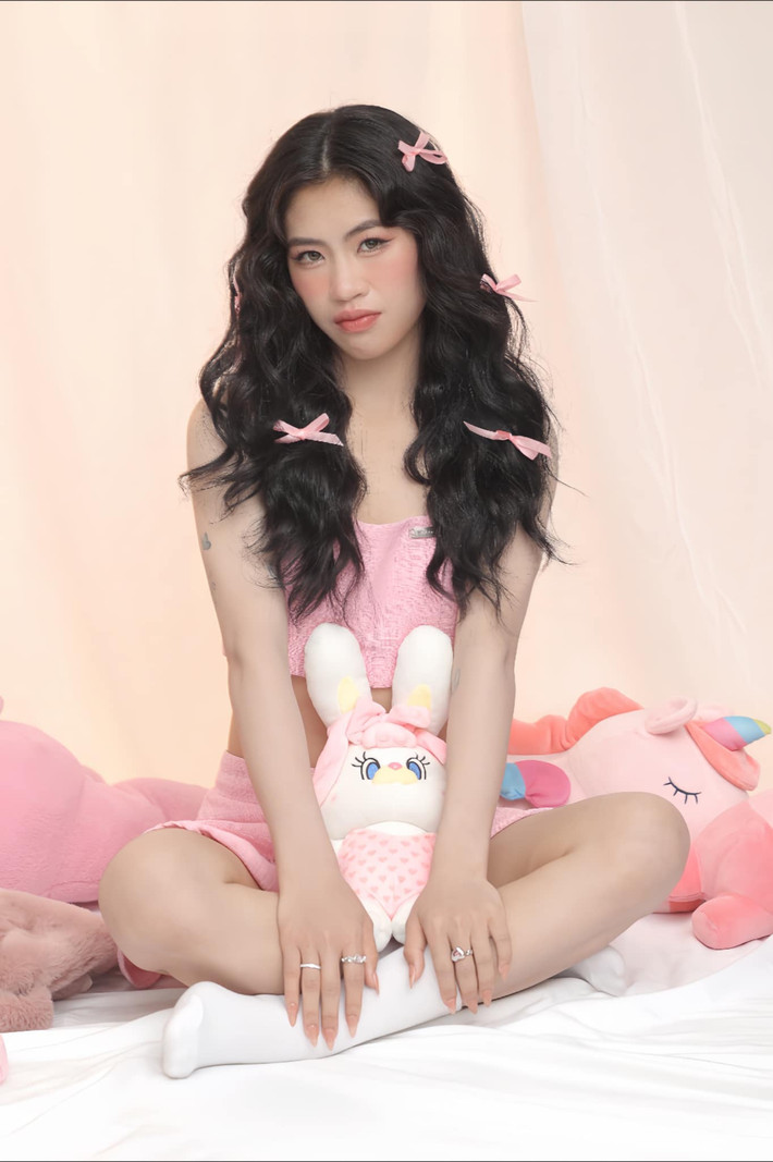 Trong bộ ảnh này, Thanh Nhã diện bộ trang phục hồng dịu dàng và không quen khoe những "điểm vàng" trên cơ thể như vòng eo nhỏ gọn hay làn da trắng mịn màng.