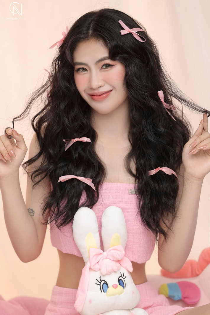 Dưới phần bình luận, nhiều người nhận xét rằng ngoài sự mạnh mẽ trên sân cỏ, họ thích vẻ ngoài ngọt ngào của Thanh Nhã.