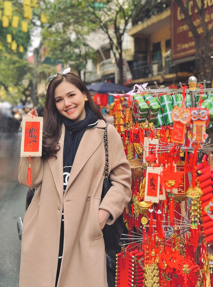 Mới nhất trên Facebook có hơn 300 nghìn người theo dõi, cựu hot girl Hà thành viết: "Chiều dài chiều rộng chiều cao/ Chiều nào cũng được miễn là chiều em".