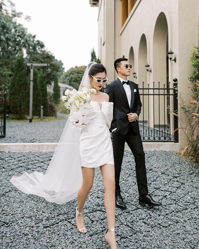 Thuỳ Dương và Huy Hùng nổi tiếng có một tình yêu đẹp. Nàng hot girl trường Đại học Sân khấu Điện ảnh (Hà Nội) từng chia sẻ, chàng cầu thủ Viettel tán đổ cô chỉ với một quả kem dừa.