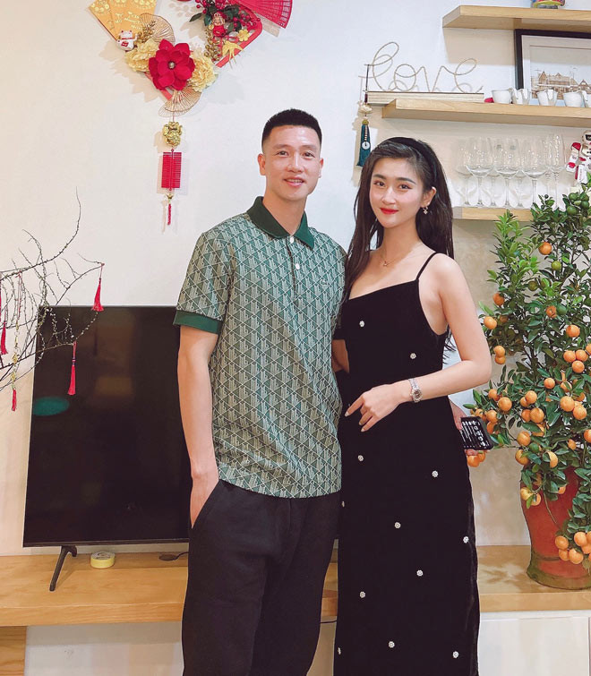 “Chồng mình luyện tập, thi đấu ở xa, mình muốn chồng yên tâm mỗi khi nghĩ về tổ ấm nhỏ. Với mình, đam mê luôn đứng sau gia đình. Dù bản thân có là ai thì sau cùng, gia đình vẫn là nơi mình hướng về. Trong tương lai, nếu có cơ hội, mình mong sớm có thể quay lại với con đường nghệ thuật”, Thuỳ Dương chia sẻ.