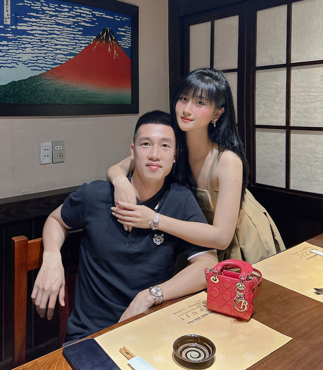 Yêu và cưới người chồng cầu thủ, Thuỳ Dương chấp nhận từ bỏ niềm đam mê nghệ thuật, chuyển sang kinh doanh tự do để có nhiều thời gian vun vén gia đình.