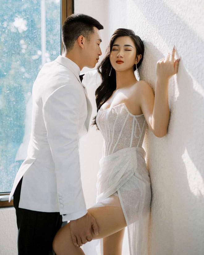Nguyễn Huy Hùng (sinh năm 1992, câu lạc bộ Viettel) và Nguyễn Thuỳ Dương (Hải Phòng) là cặp đôi có chuyện tình yêu lâu dài nhất nhì làng bóng Việt. Cặp đôi đã bên nhau 8 năm trước khi chính thức về chung một nhà vào ngày 4/12/2022.