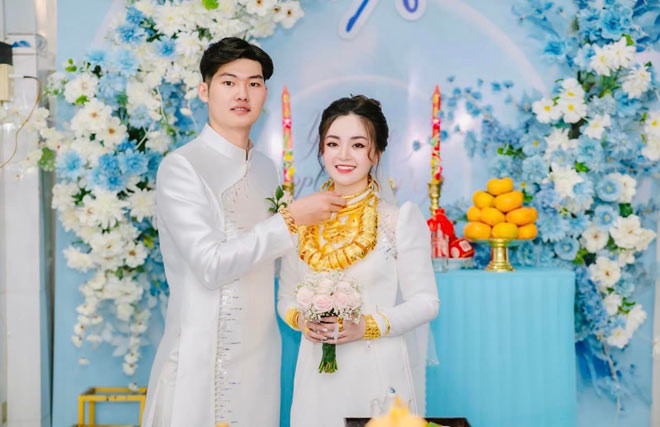 Nhà trai cũng tặng số vàng tương tự kèm thêm kim cương.