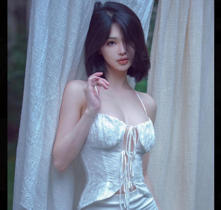 Crissie Lee là người đẹp mạng xã hội Trung Quốc có khoảng 1 triệu người theo dõi trên nền tảng Weibo và Instagram.